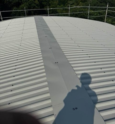 倉庫屋根のカバー工法完了