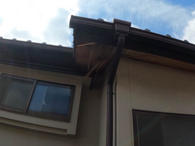 糸島市の軒天が剥がれた状態