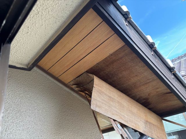 糸島市の軒天が剥がれ落下しそうな状況