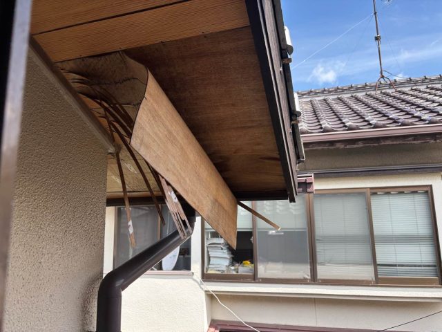 糸島市の軒天の剥がれを調査