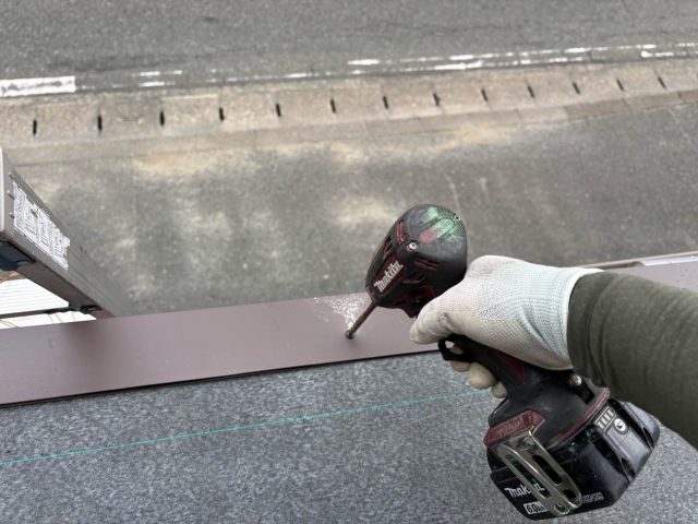 福岡市博多区で事務所雨漏り修理に伴う板金ビス止め