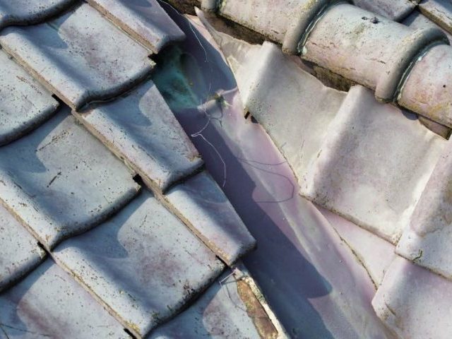 久留米市の劣化した谷板金