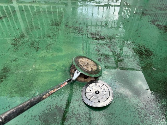 福岡市南区の防水工事における屋上と排水溝の清掃