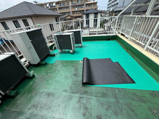 福岡市南区の防水工事における補強クロスの敷設