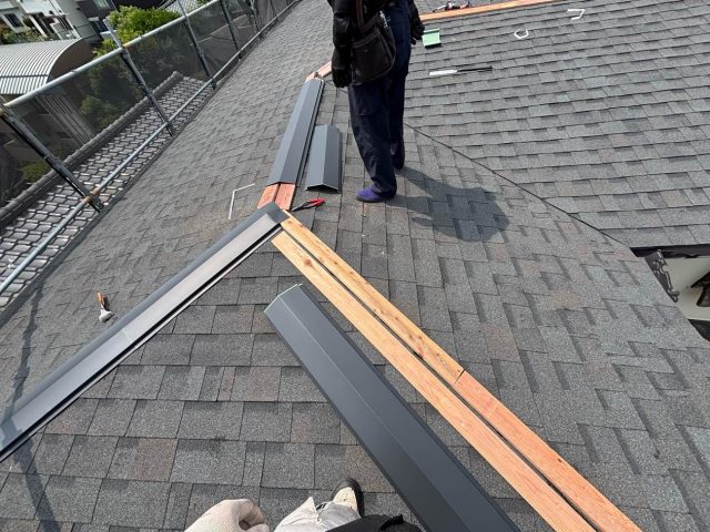 福岡市南区で棟板金の下地施工中