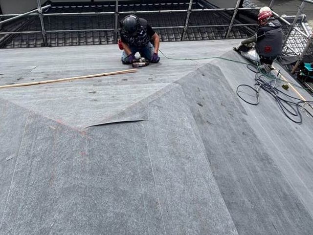 志免町のカバー工事における防水紙敷設