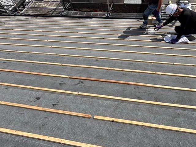 志免町で桟木の設置を行う職人