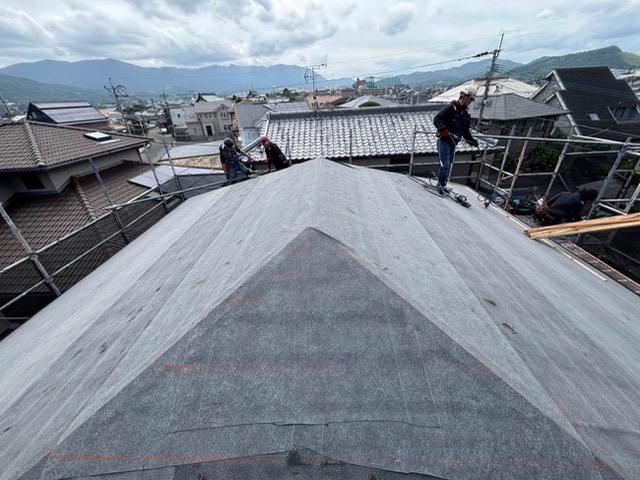 福岡市東区の屋根カバー工法、防水シート施工