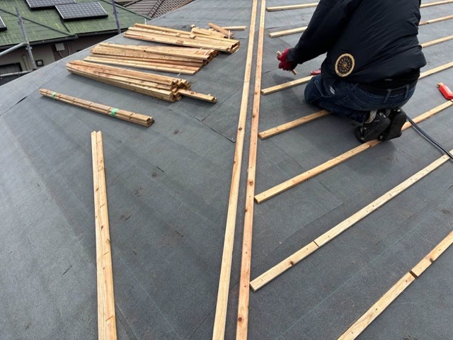 福岡市東区の屋根カバー工法、桟木の取り付け