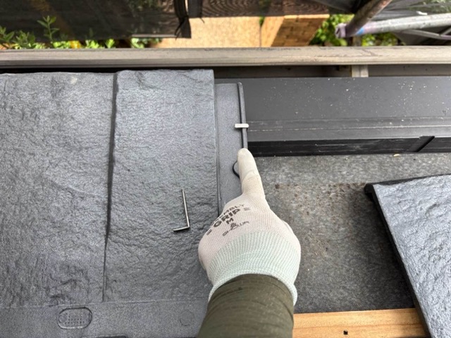 福岡市東区の屋根カバー工法、屋根材の設置、ルーガ鉄平の施工