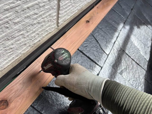 志免町で壁際板金の下地材を固定