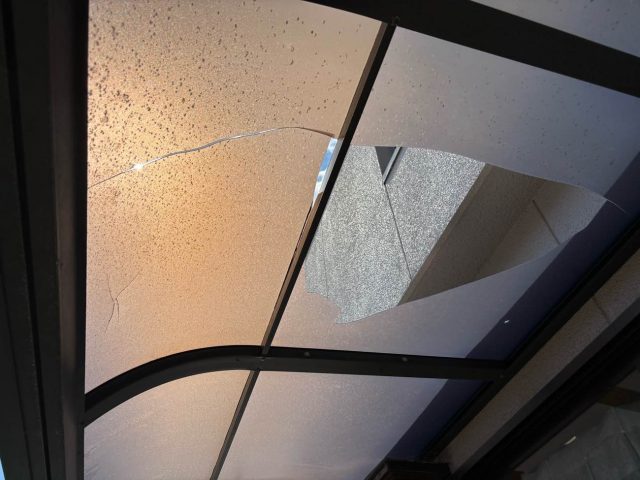 福岡市城南区のテラス屋根の穴あき