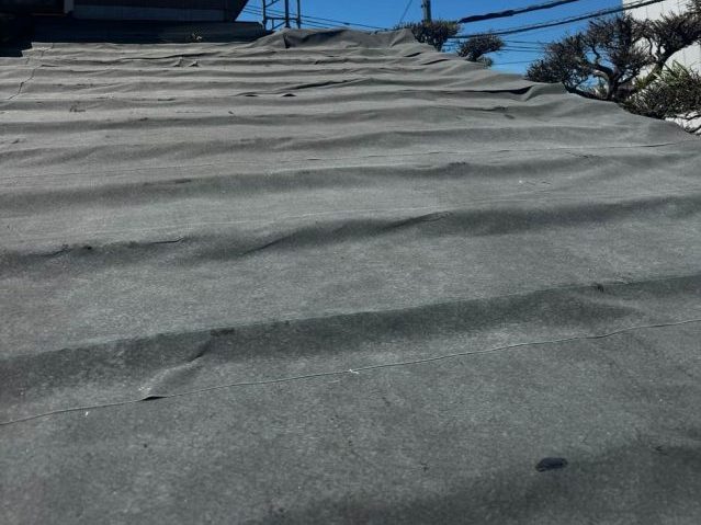 福岡市中央区で雨漏り修理として被せた防水シート