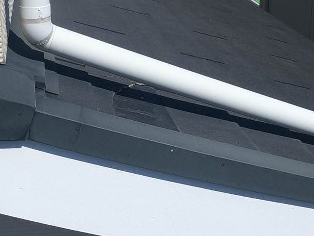 福岡市西区で強風で破損・飛散したスレート