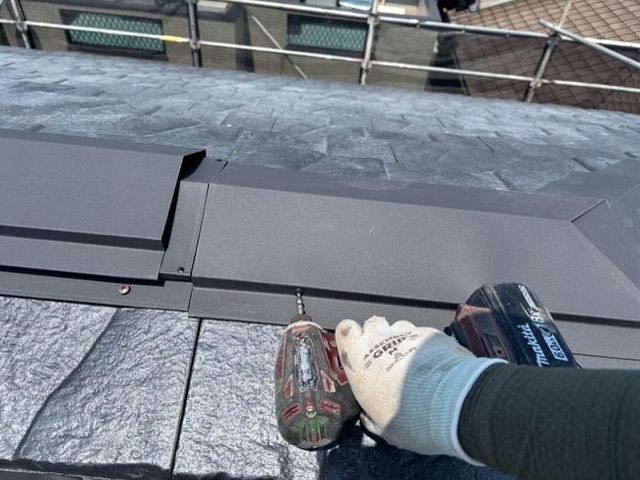 福岡市東区の屋根カバー工法、板金の取り付け