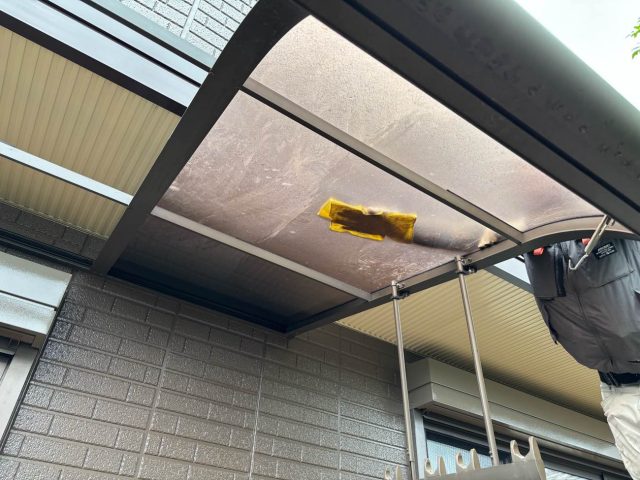 志免町の塗装工事に伴い樹脂屋根も清掃