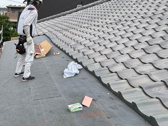 須恵町で屋根に防水シートを施工