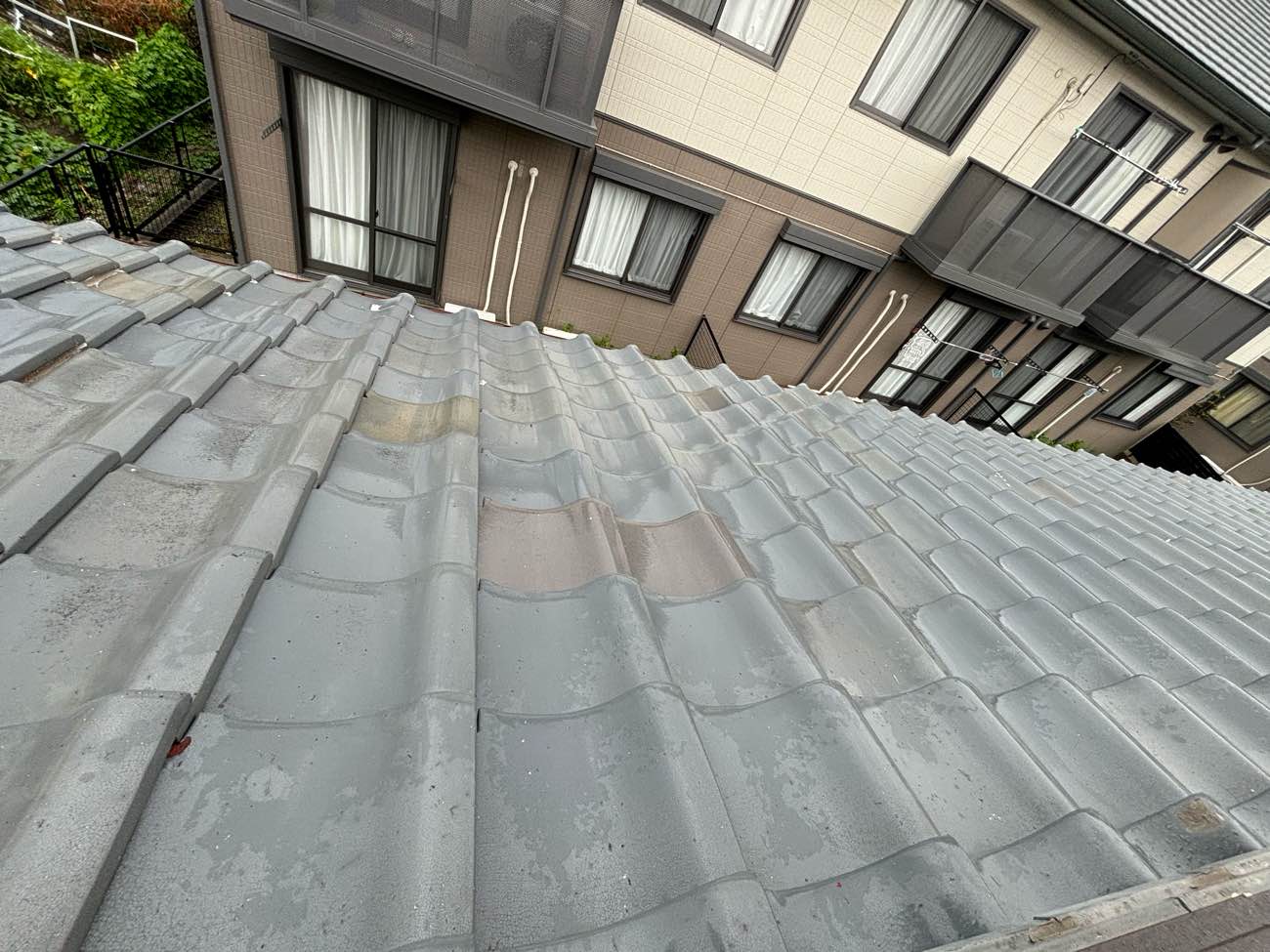 瓦屋根で発生した雨漏り調査
