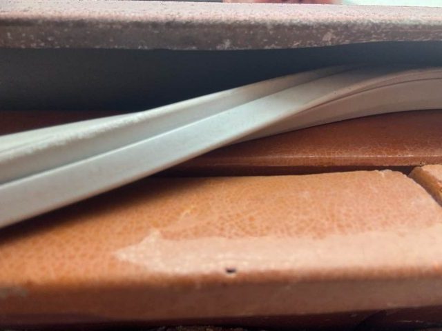 福岡市南区の雨抑え板金内のシーリング外れ