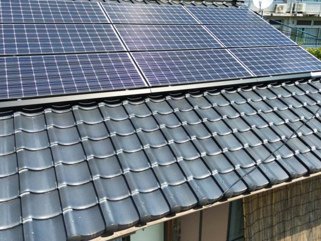 福岡市西区の雨漏りしたと思われる屋根の太陽光パネル