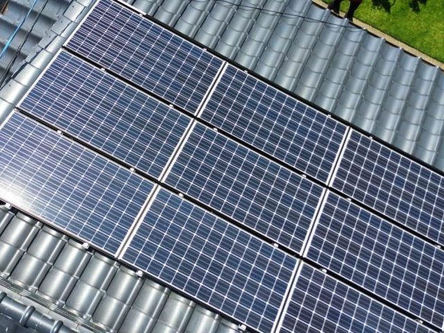 福岡市西区の太陽光パネル下から雨漏りした屋根の撮影