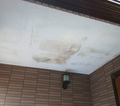玄関で発生した雨漏り