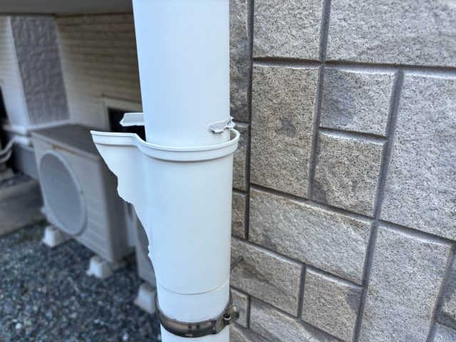 福岡市西区のアパートの雨樋破損部分