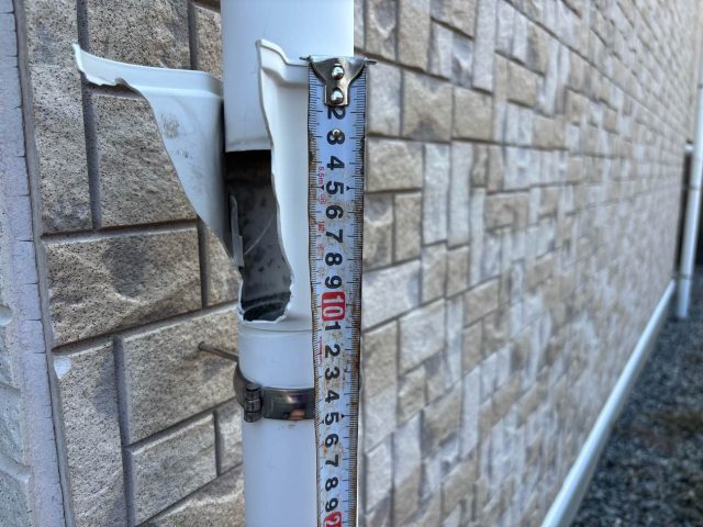 福岡市西区のアパートの雨樋修理にあたり計測を行っているところ