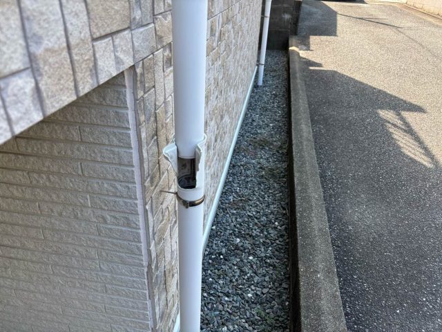 福岡市西区のアパートの破損した雨樋