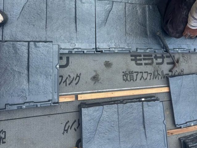 福岡市城南区でルーガ鉄平を桟木に固定していく様子