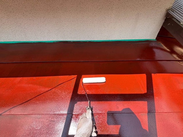 玄関の庇、塗装