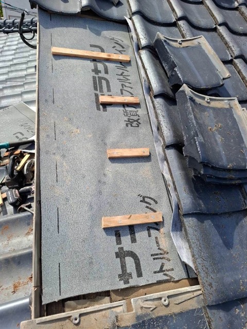 瓦屋根葺き戻し工事、防水シートと桟木の施工