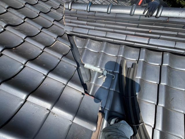 糸島市の谷板金交換の様子