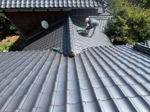 糸島市の谷板金修理をする職人