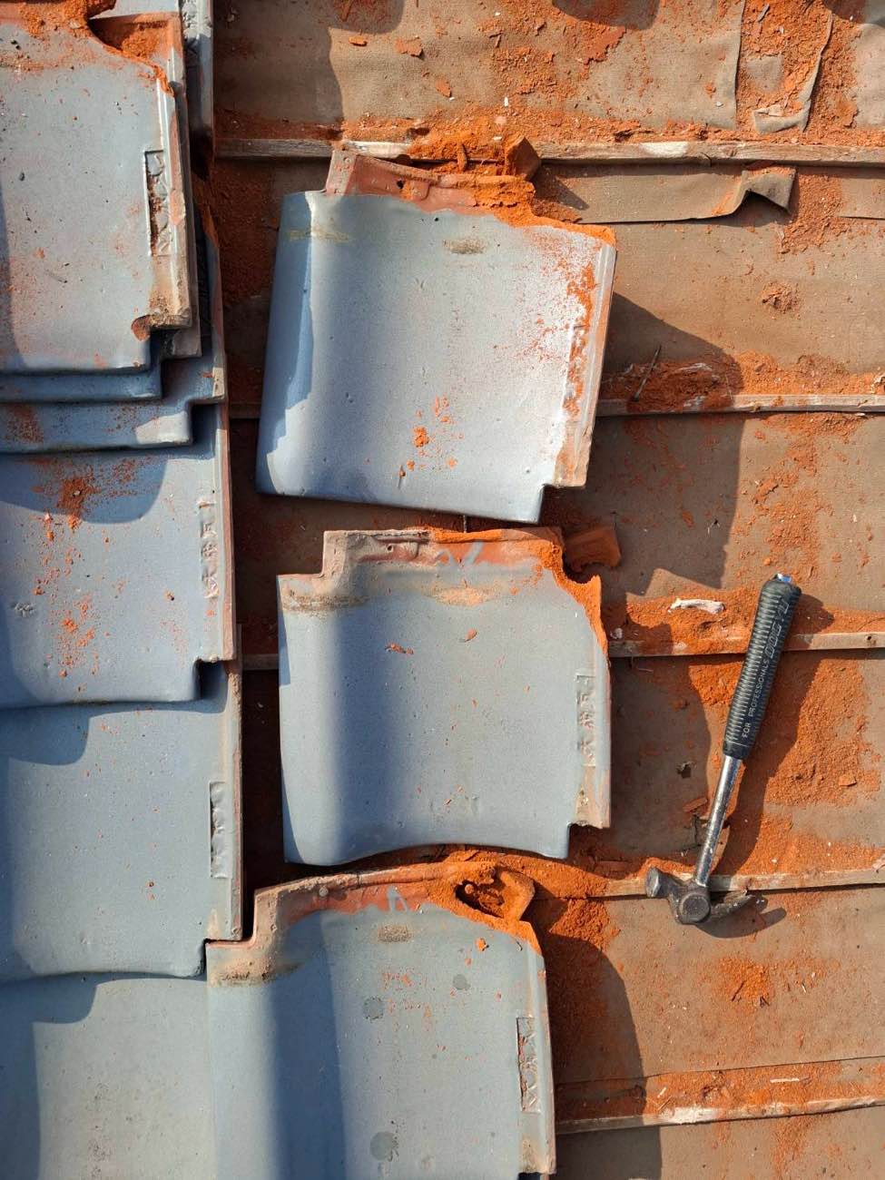 ボロボロに劣化した瓦