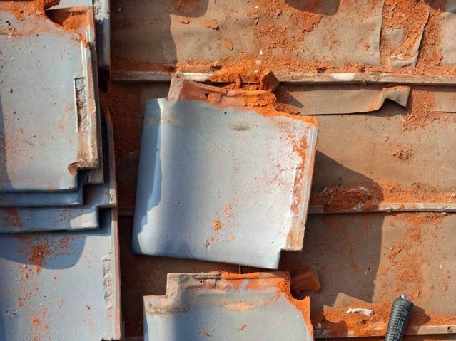 福岡市東区で葺き直しに伴い瓦を撤去