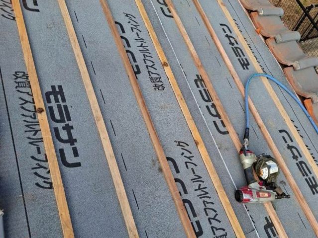 福岡市東区で葺き直しに伴う桟木固定