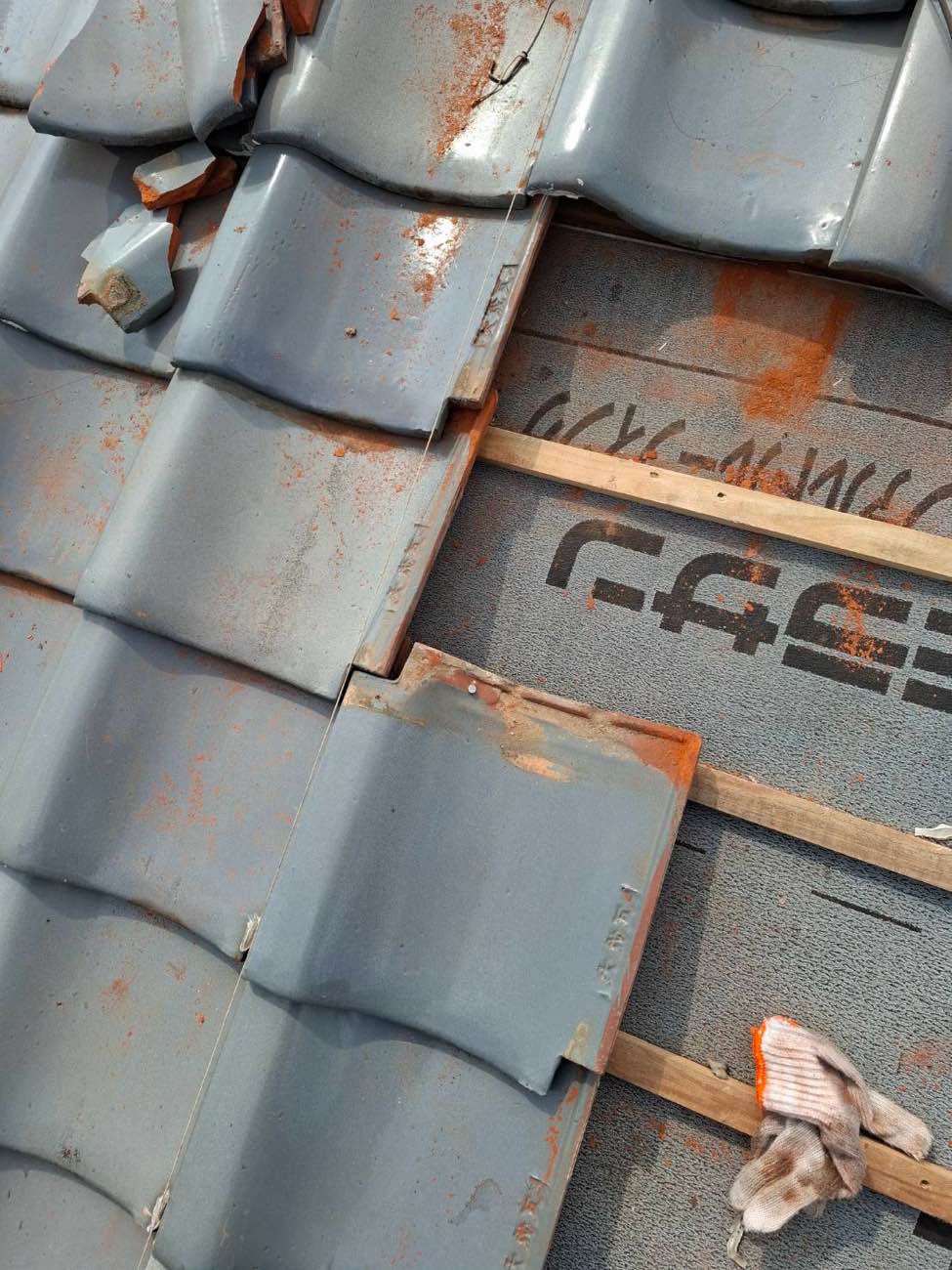 雨漏り工事、瓦の復旧