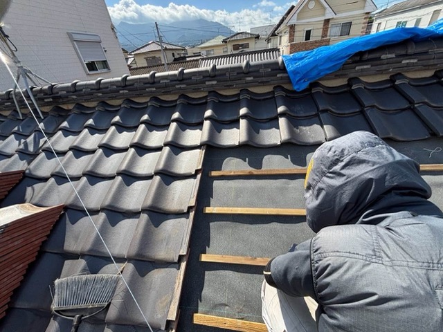 桟木に瓦を固定する作業、福岡市城南区屋根工事