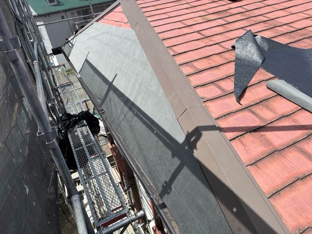 福岡市東区の雨漏り工事、防水シート施工