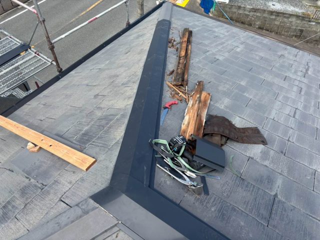 糸島市の棟板金交換工事を行っているところ