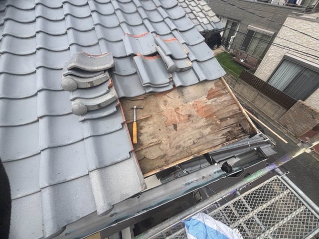 既存屋根の撤去、瓦屋根工事