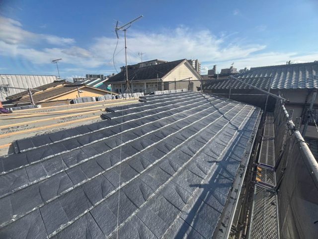 大野城市の葺き替え工事でルーガ鉄平を施工中