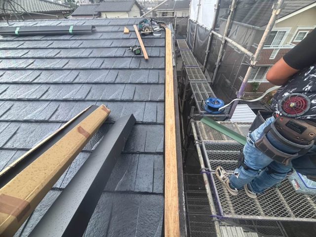 大野城市の葺き替え工事で板金下地を準備