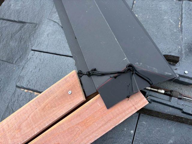 大野城市で棟板金を施工中