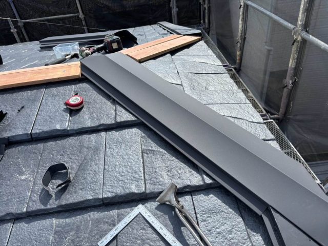 大野城市で棟板金の設置の様子