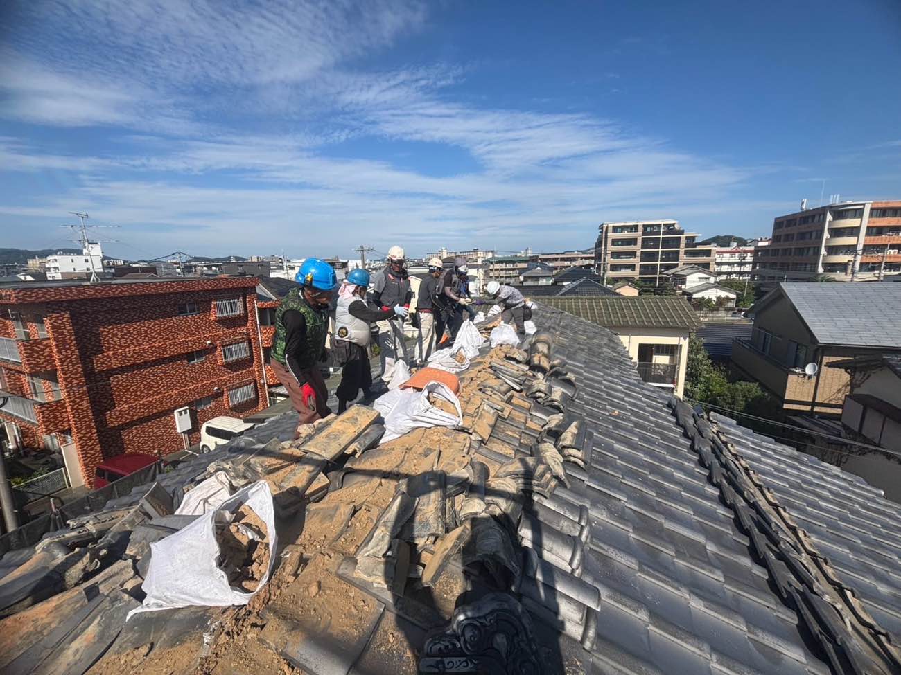 福岡市早良区の屋根葺き替え工事、瓦の撤去