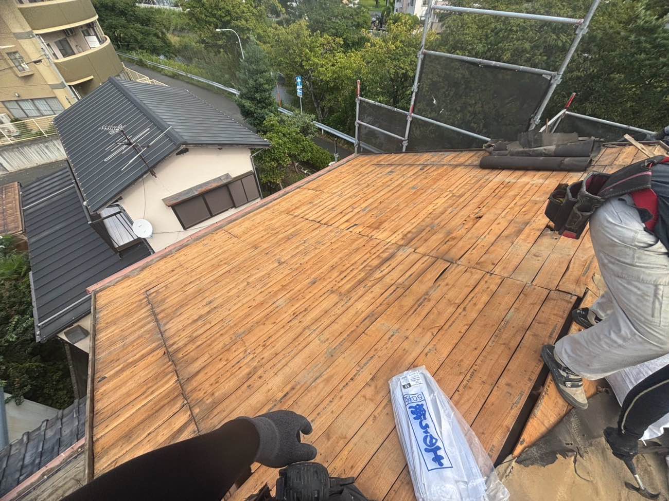 福岡市早良区の葺き替え工事、既存瓦の撤去完了