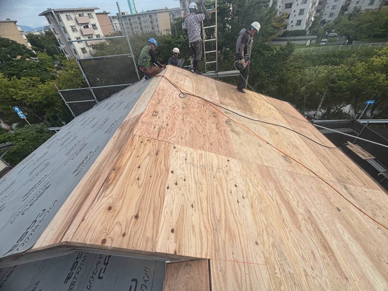 福岡市早良区の屋根葺き替え工事、防水シート施工