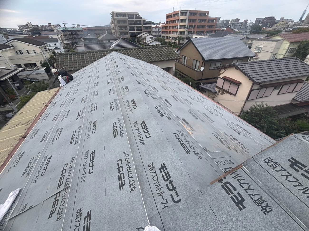 福岡市早良区の屋根葺き替え工事、防水シート施工完了